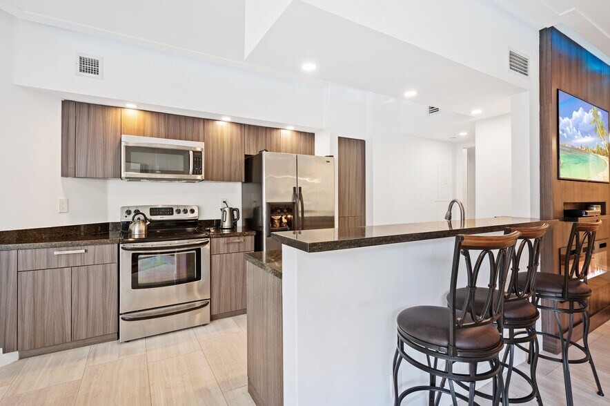 Building Photo - 16485 Collins Ave