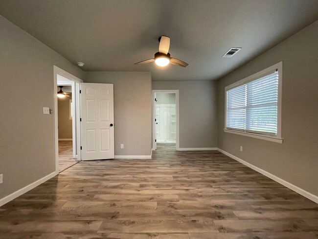 Building Photo - * Move-In Special * Beautiful 3 Bed 2 Bath...