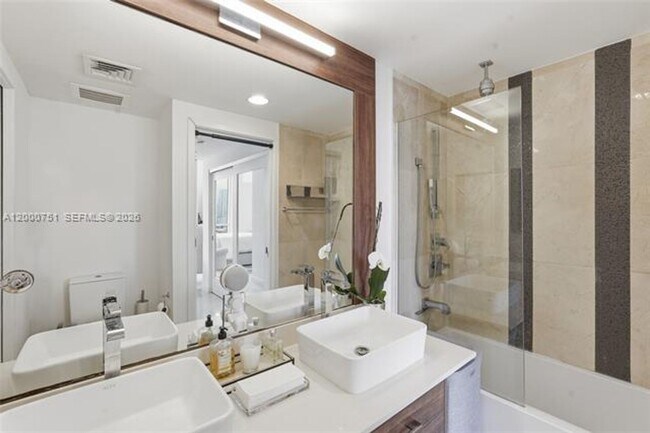 Building Photo - 601 NE 27th St