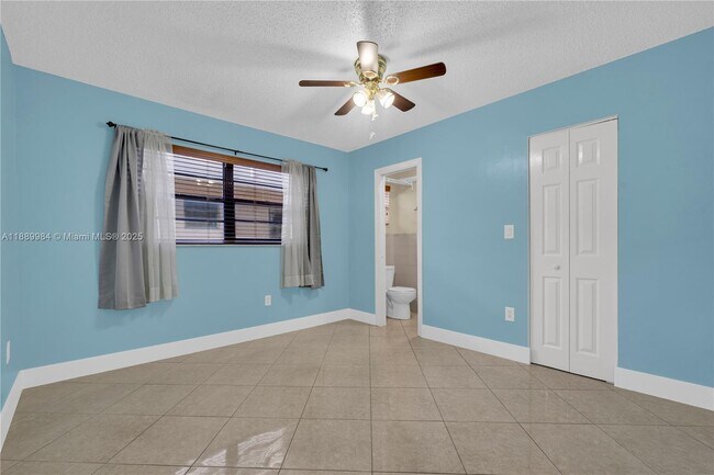 Building Photo - 2560 W 60th St