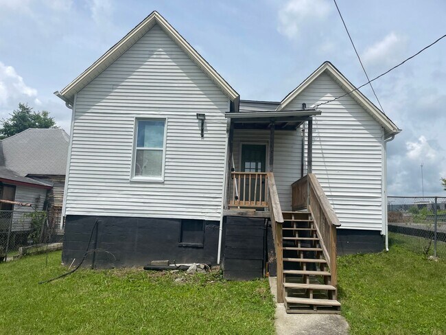 Building Photo - Knoxville 37923 - 3 bedroom, 2 bath home -...