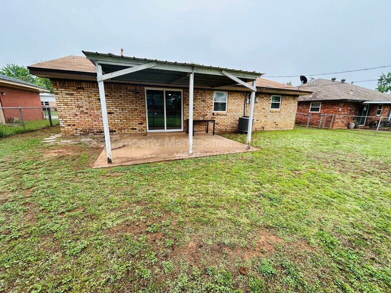 Building Photo - 633 Lotus Ave