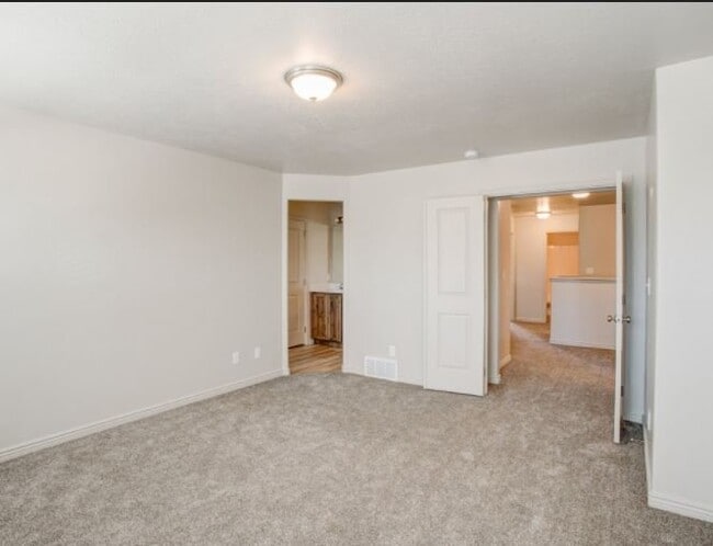 Building Photo - 858 N Old Fort Dr