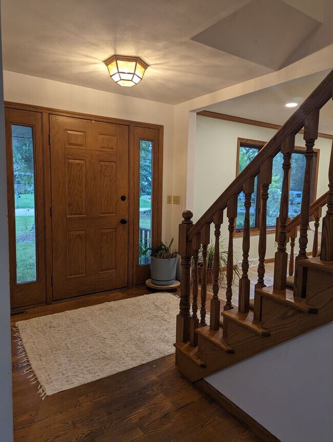 Building Photo - Four Bedroom Neenah House