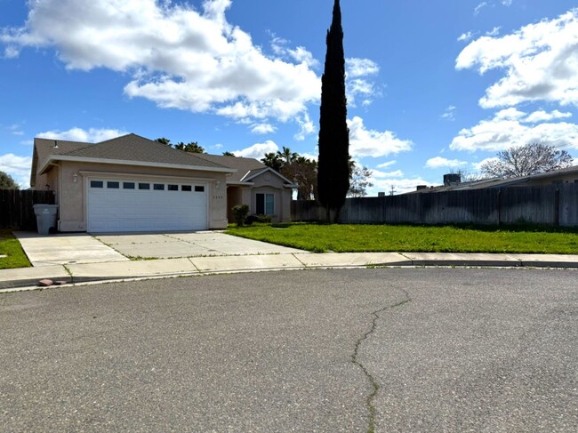 Building Photo - Inviting 4 bedroom / 2 bathroom home locat...