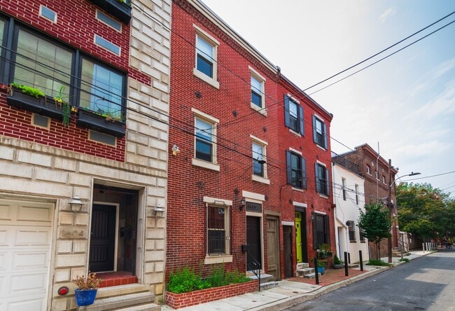 Building Photo - Three Bedroom Home in Graduate Hospital