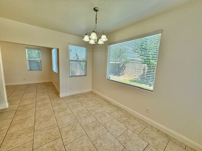 Building Photo - Beautiful Spacious 5 Bedroom Home located ...