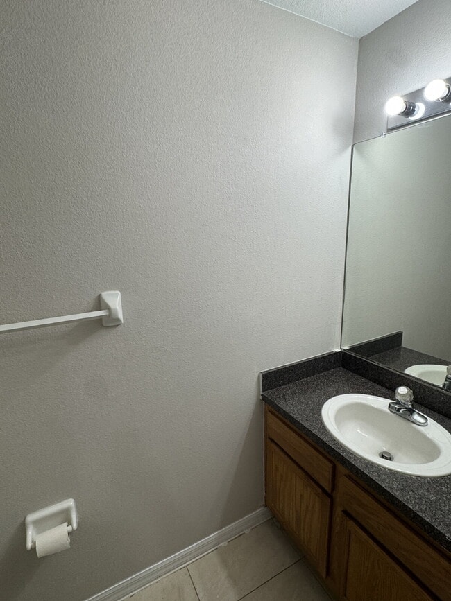 Building Photo - "Charming 3-Bed Oasis in Tampa's Heart – Spacious 1,443 Sq. Ft. with 2.5 Baths!"