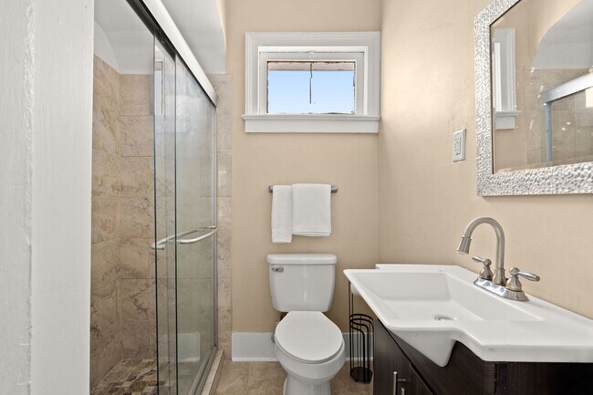 Building Photo - 335 Ashley Ave