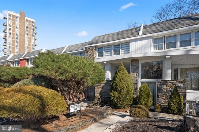 Building Photo - 2737 E Country Club Rd