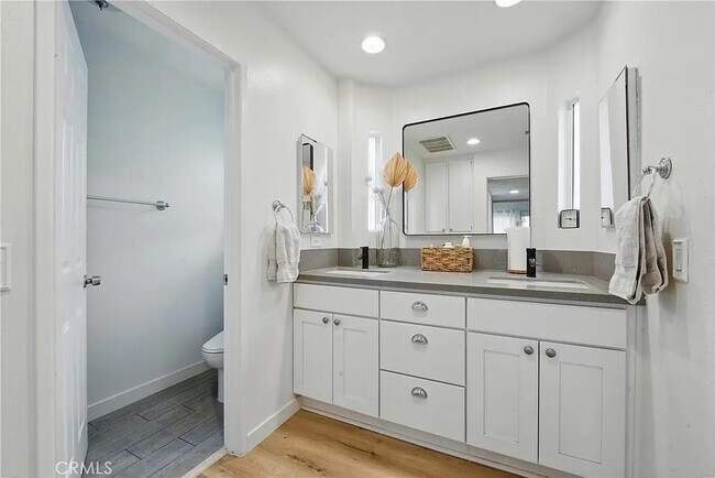 Building Photo - 14861 Mulberry Dr