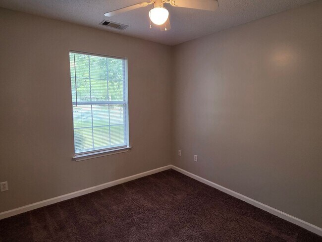 Building Photo - Woodbury Subdivision. 3 bedrooms. 2 baths. Converted garage to bonus room. Family with vaulted ce...
