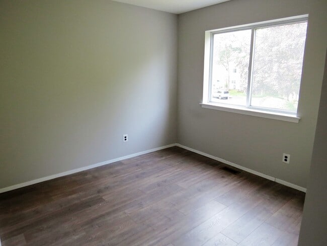 Building Photo - Expanded End Unit Condo