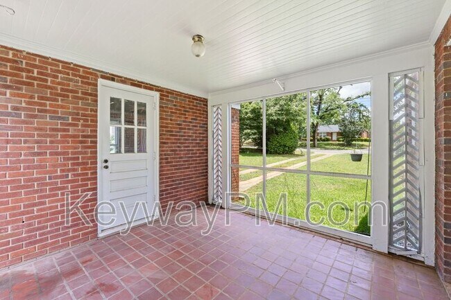 Building Photo - 2334 Redwood Dr