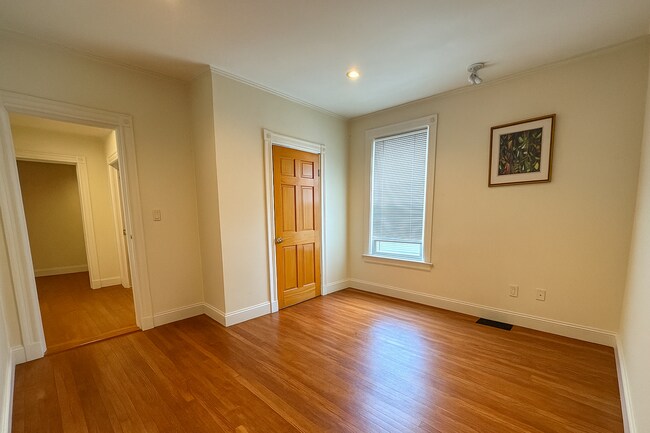 Building Photo - 20 Alcott St