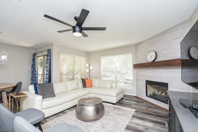 Building Photo - 8051 Bay Branch Dr