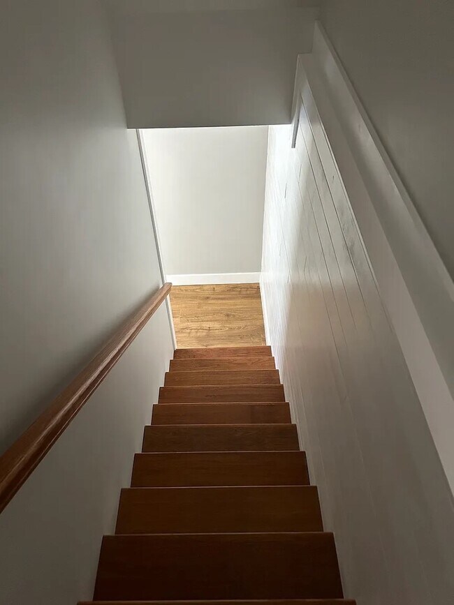 Building Photo - 1925 Lakeshore Dr