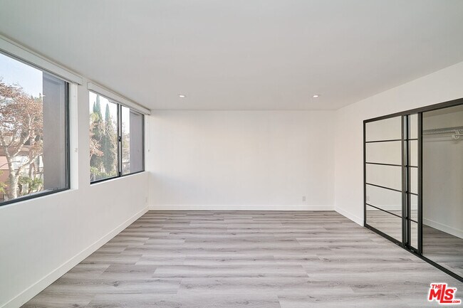 Building Photo - 137 S Maple Dr