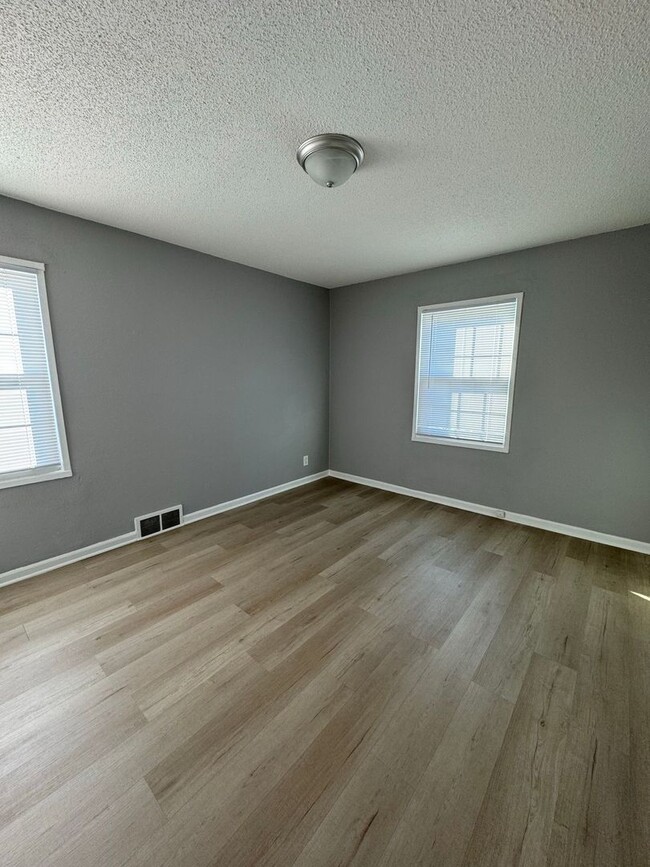 Building Photo - Gorgeous 2 bedroom, 1.5 bath remodel in KCMO!