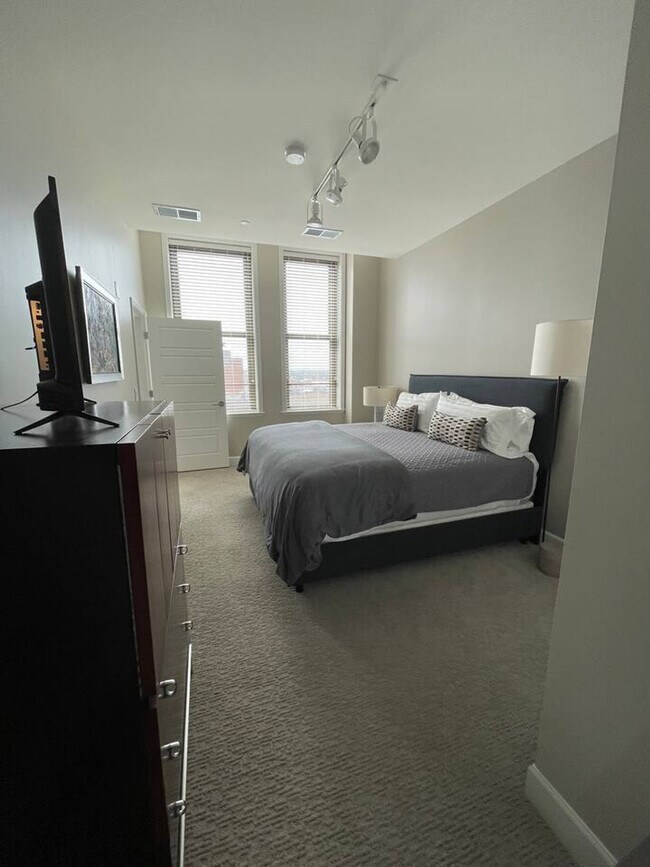 Building Photo - 272 E Main St