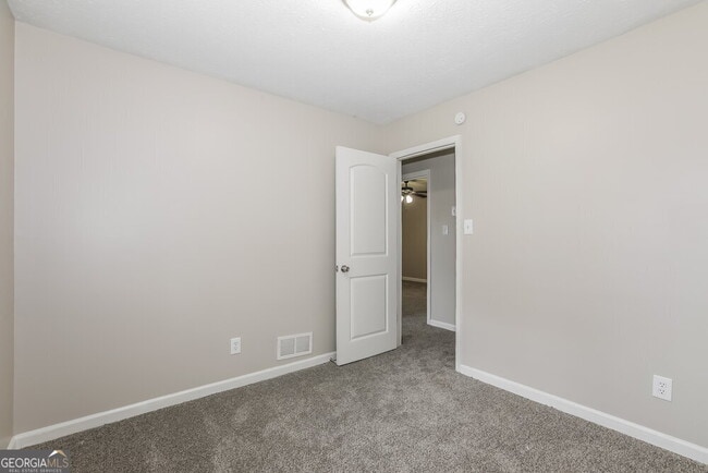 Building Photo - 583 Lakeridge Cir SE