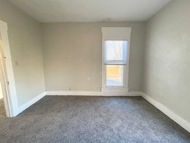 Building Photo - Downtown Home with fence and nice updates and clawfoot tub