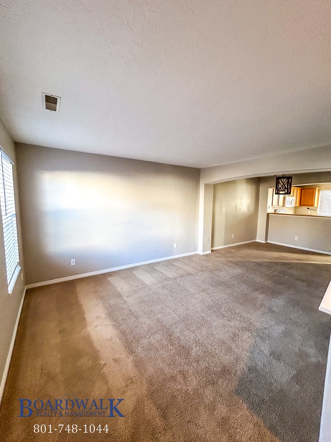 Building Photo - Stylish Draper Townhome with Private Patio
