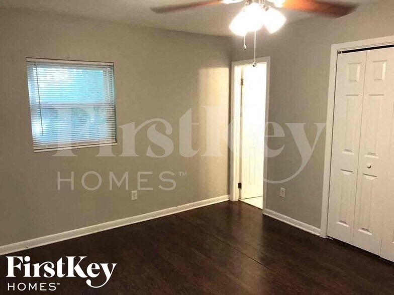 Building Photo - 9305 N Forest Hills Dr