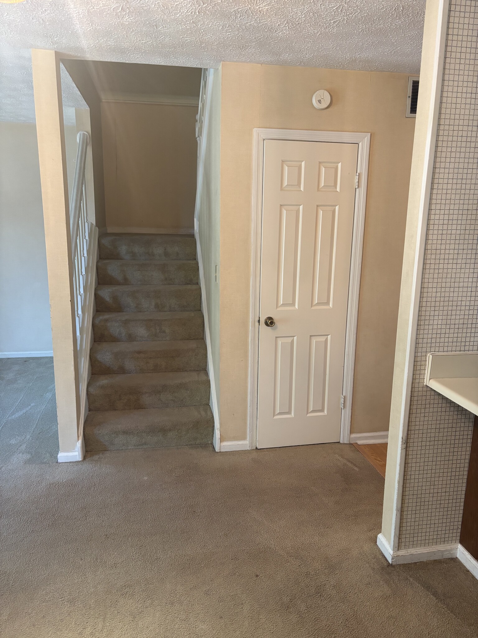 Building Photo - 704 White Tail Way