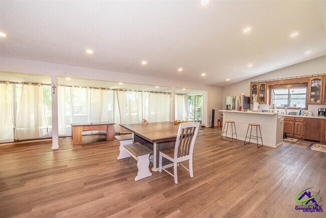 Building Photo - 205 Lake Placid Dr