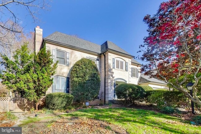 Building Photo - 4001 N Ridgeview Rd