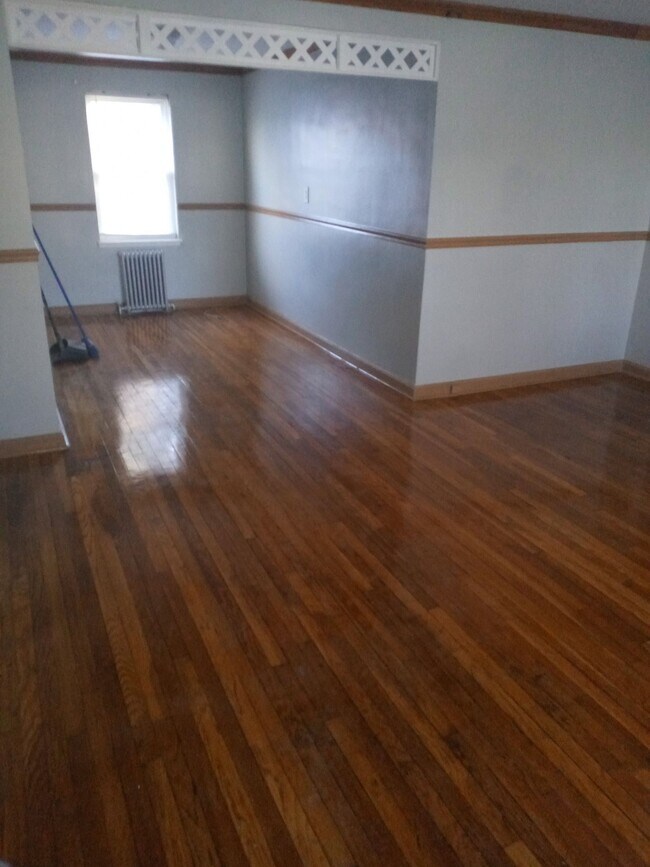 Building Photo - Spacious 2 bedroom -don't wait this will not last