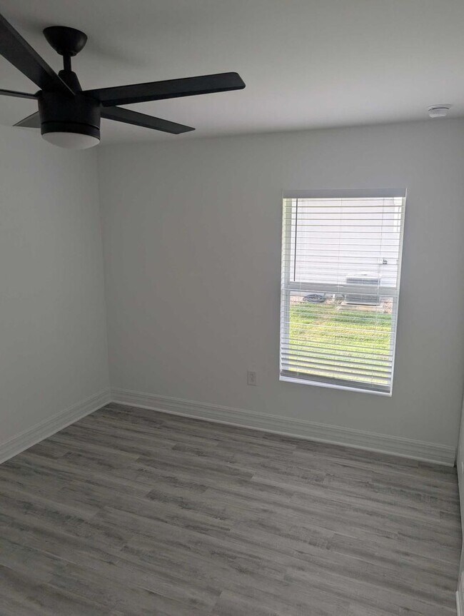 Building Photo - 3026 NE 6th Pl