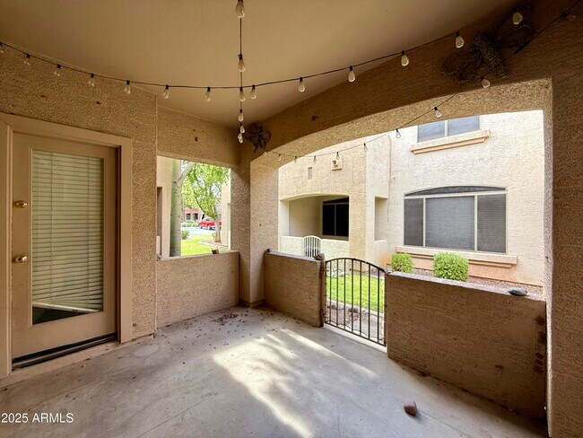 Building Photo - 2600 E Springfield Pl