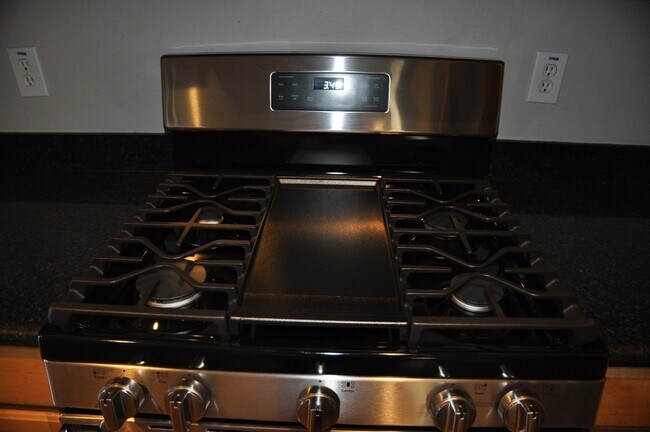 Building Photo - 16018 Limestone Lake Dr