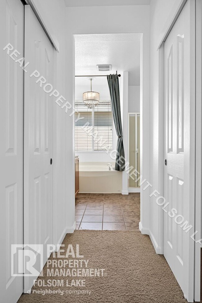 Building Photo - Spacious 4 bedroom 3 bath home in Anatolia