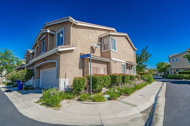 Building Photo - 4 Bedroom Oaklane Townhome in Santa Clarita!