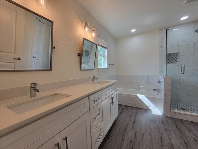 Building Photo - 10652 Hamlin Dr