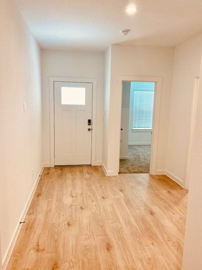 Building Photo - Grand Entry W/High Ceilings! Gorgeous Ligh...