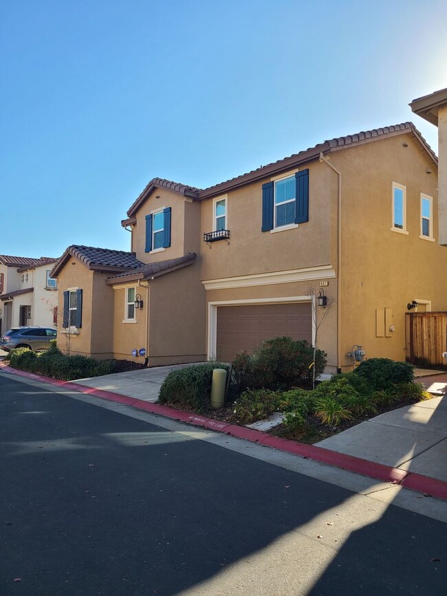 Building Photo - Turnstone Community off Iron Point & Prairie City. 4 Bdrm, 3 Bath - Walk to nature trails, park, ...
