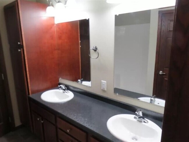 Building Photo - 3 Bedroom Townhome!