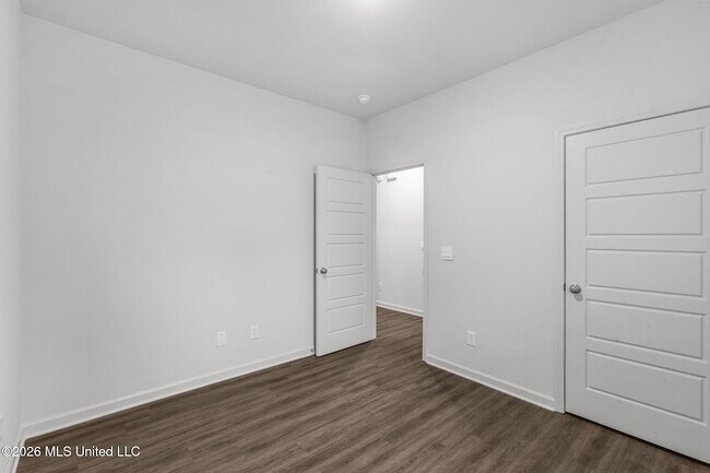 Building Photo - 621 Stillwater Cv