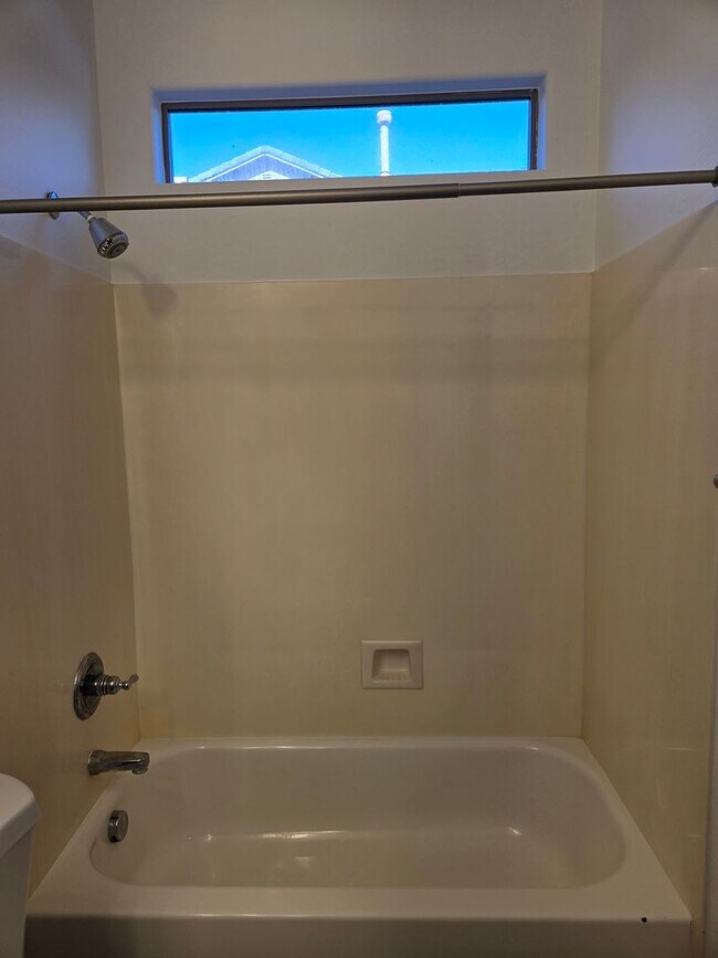 Building Photo - Spacious 4 bed, 3 full bath home in New Ri...