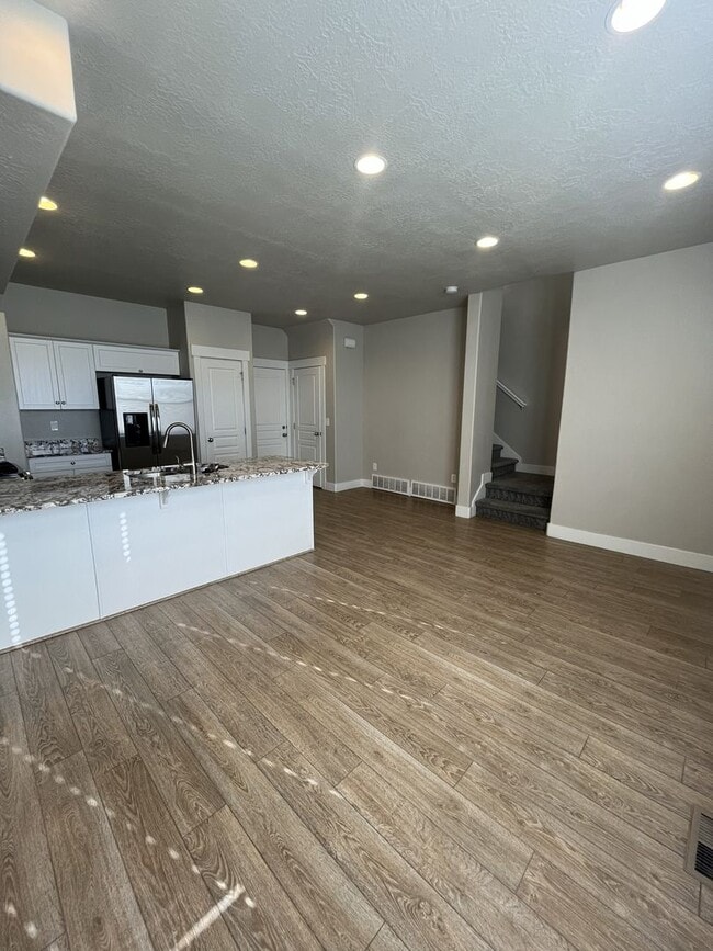 Building Photo - 1 MONTH FREE- 3 Bed, 2.5 Bath Townhome in Pleasant Grove