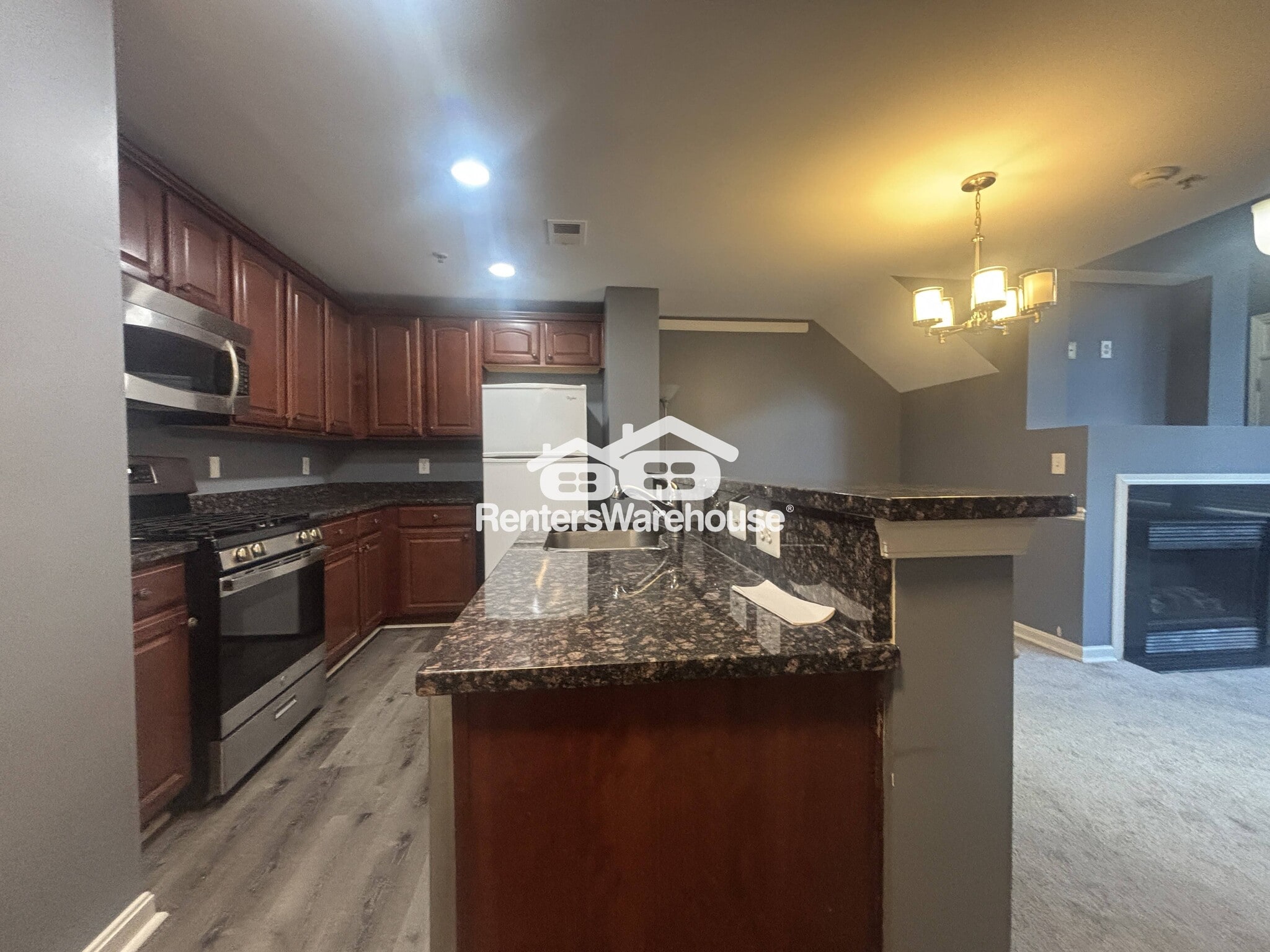Building Photo - 923 Pine Forest Ln