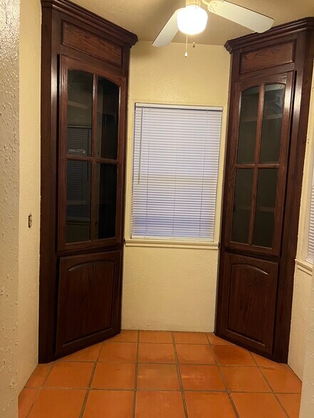 Breakfast Nook - 2341 Pine Ave