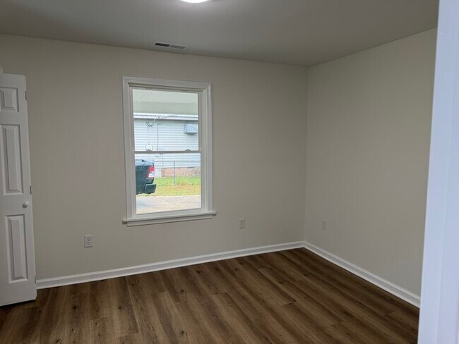 Building Photo - 3 Bed House