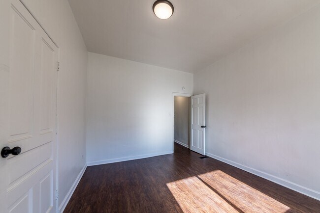 Building Photo - 615 E Warrington Ave