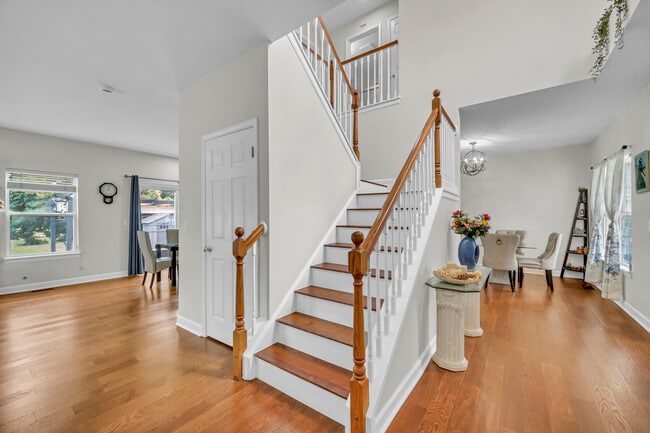 Building Photo - 898 Lakestone Ln