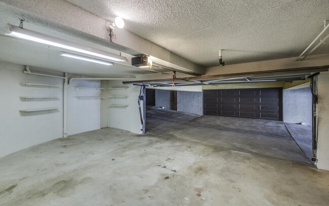 Building Photo - Beautiful Redondo Beach Townhouse